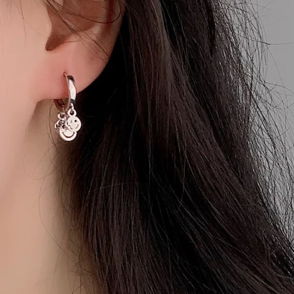 😀Insta sterling silver smiling hoop earrings - Picture 4 of 5